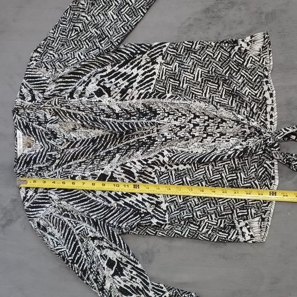 PETER NYGARD black & white cold-shoulder blouse. Button close. Size 6. NWT - Picture 12 of 16